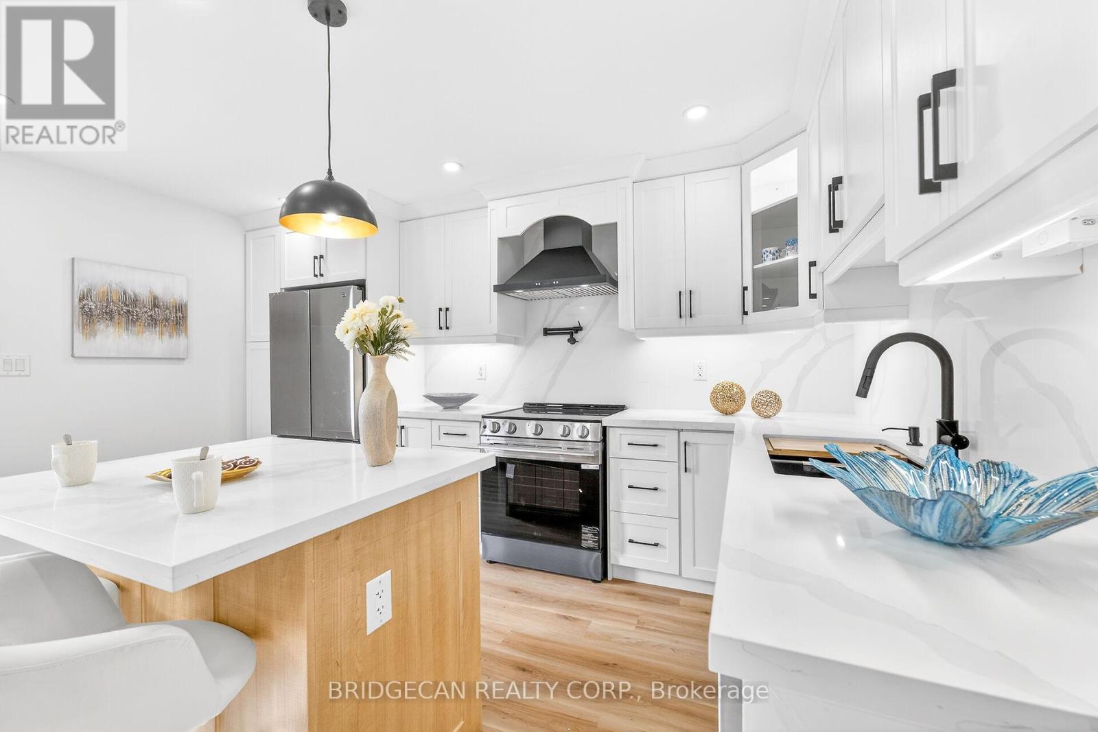 40 Westaway Place, Hamilton, ON - Indoor Photo Showing Kitchen With Upgraded Kitchen