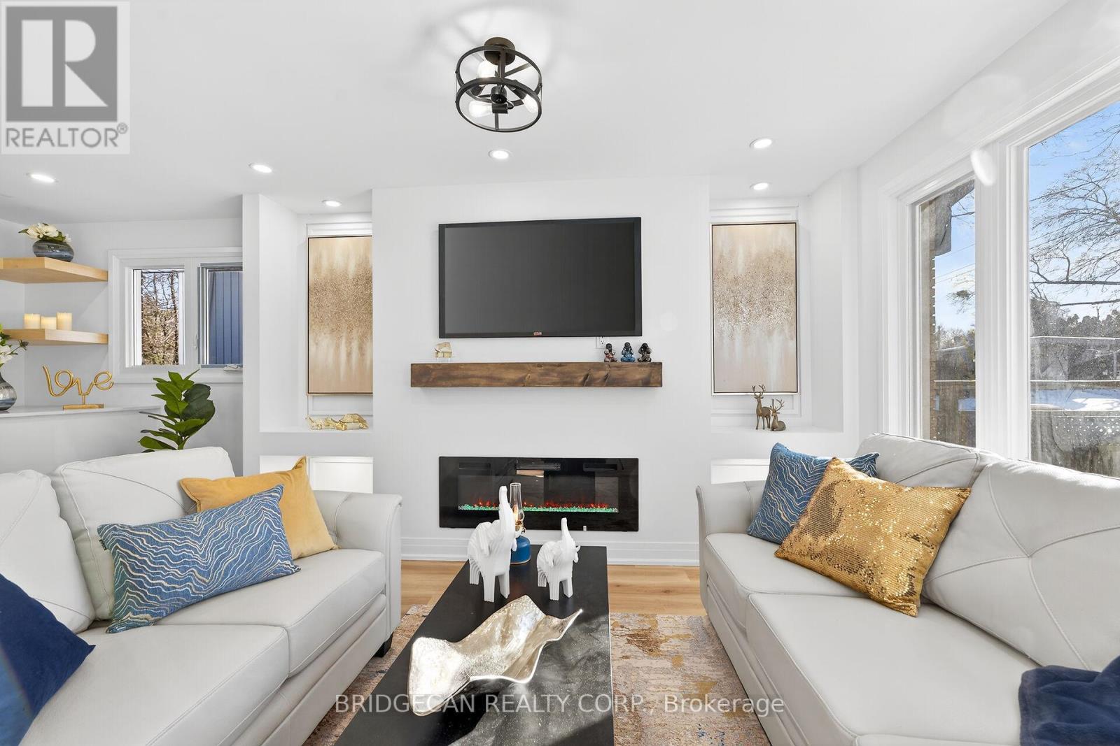 40 Westaway Place, Hamilton, ON - Indoor Photo Showing Living Room With Fireplace