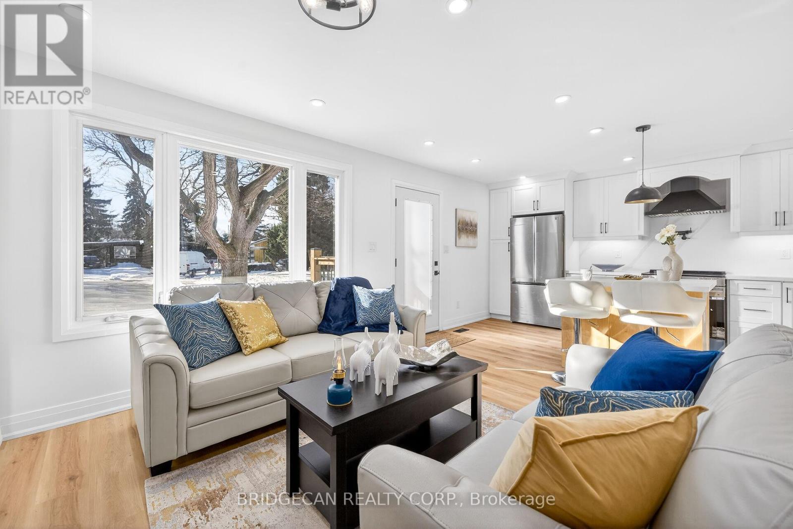 40 Westaway Place, Hamilton, ON - Indoor Photo Showing Living Room