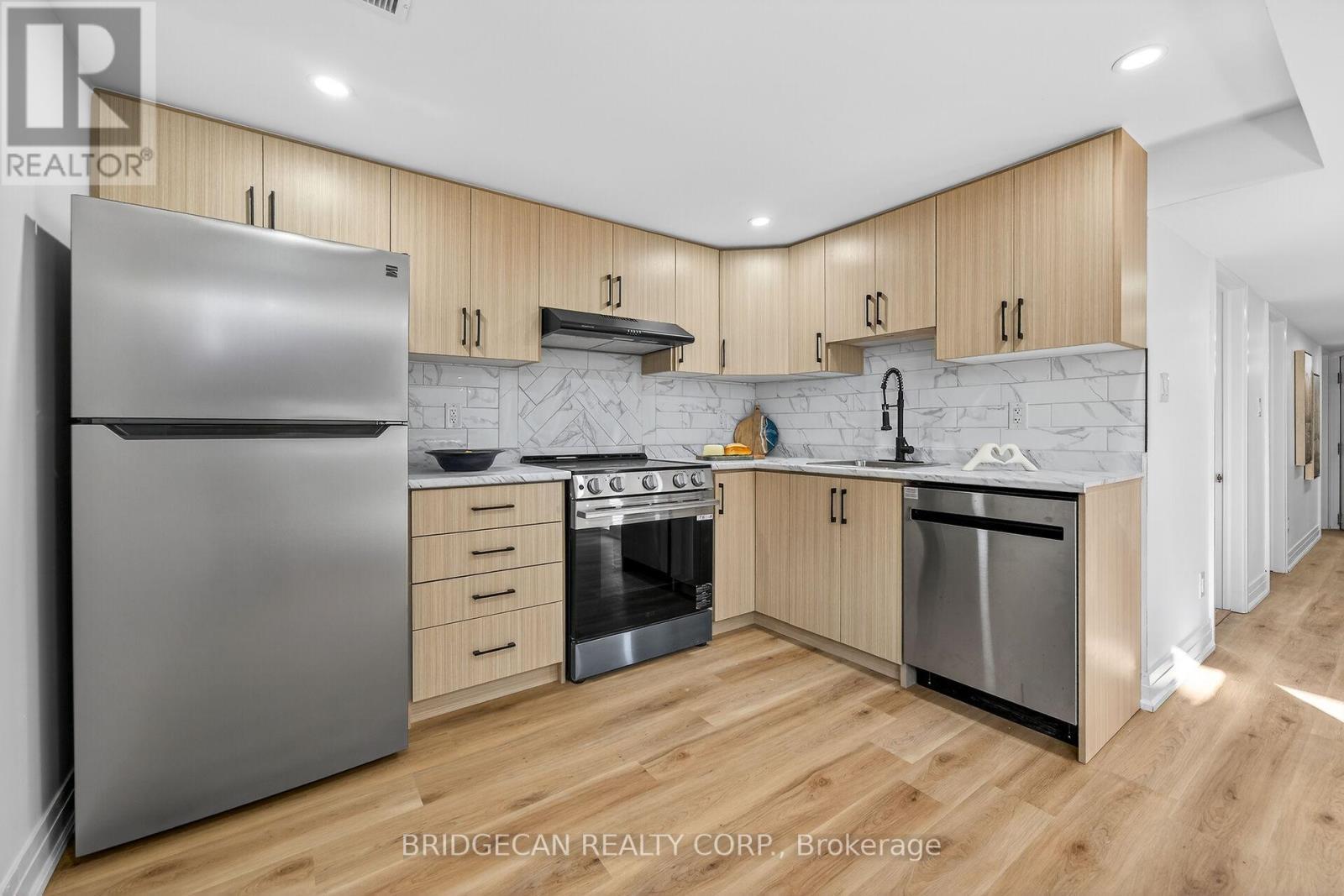 40 Westaway Place, Hamilton, ON - Indoor Photo Showing Kitchen