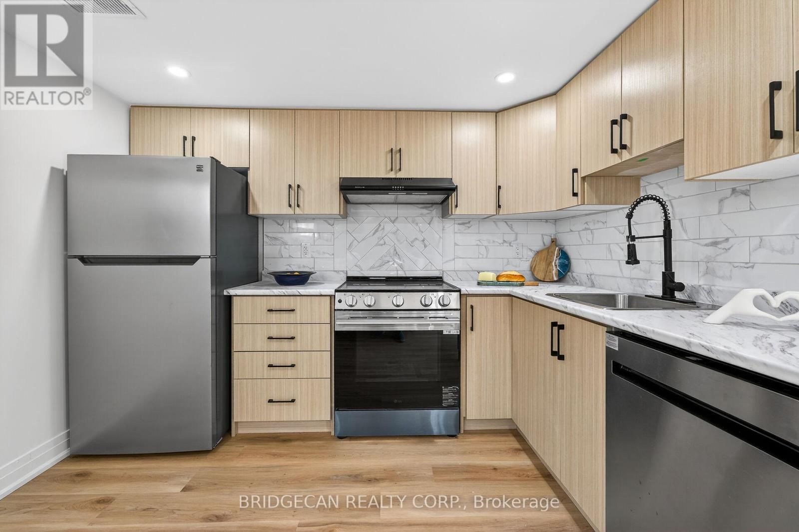 40 Westaway Place, Hamilton, ON - Indoor Photo Showing Kitchen