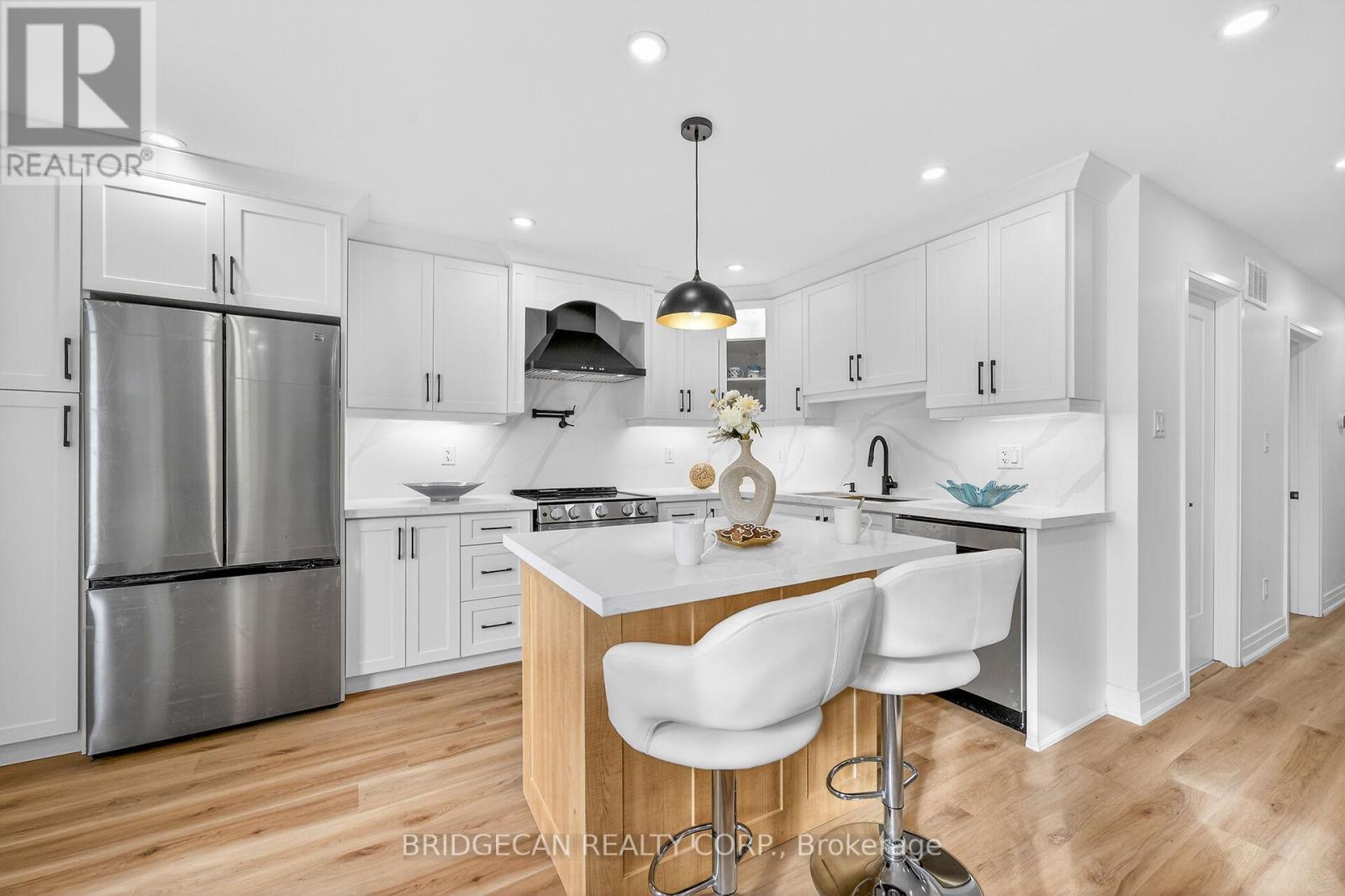 40 Westaway Place, Hamilton, ON - Indoor Photo Showing Kitchen With Upgraded Kitchen