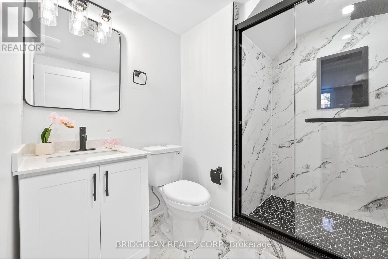 40 Westaway Place, Hamilton, ON - Indoor Photo Showing Bathroom
