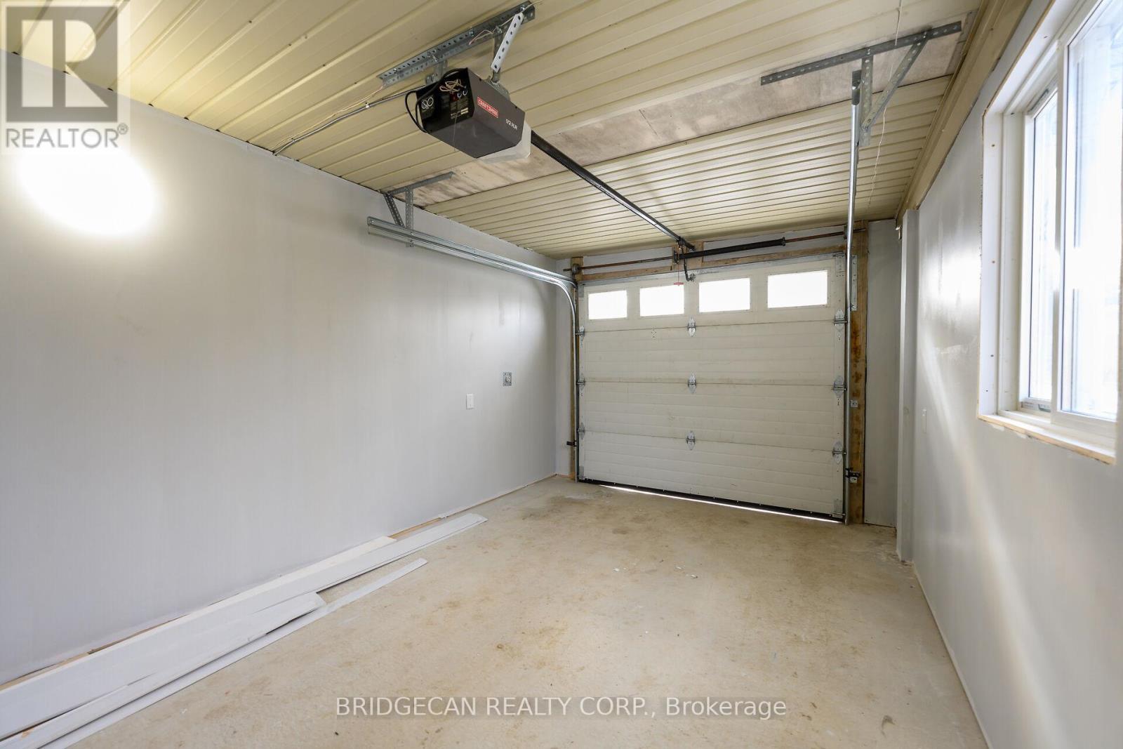 40 Westaway Place, Hamilton, ON - Indoor Photo Showing Garage