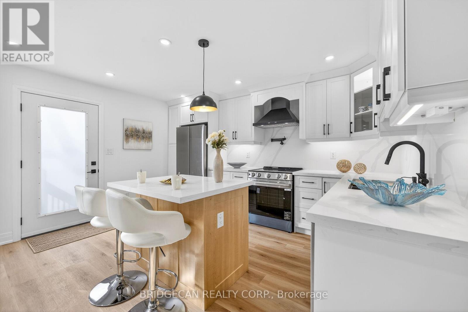 40 Westaway Place, Hamilton, ON - Indoor Photo Showing Kitchen With Upgraded Kitchen