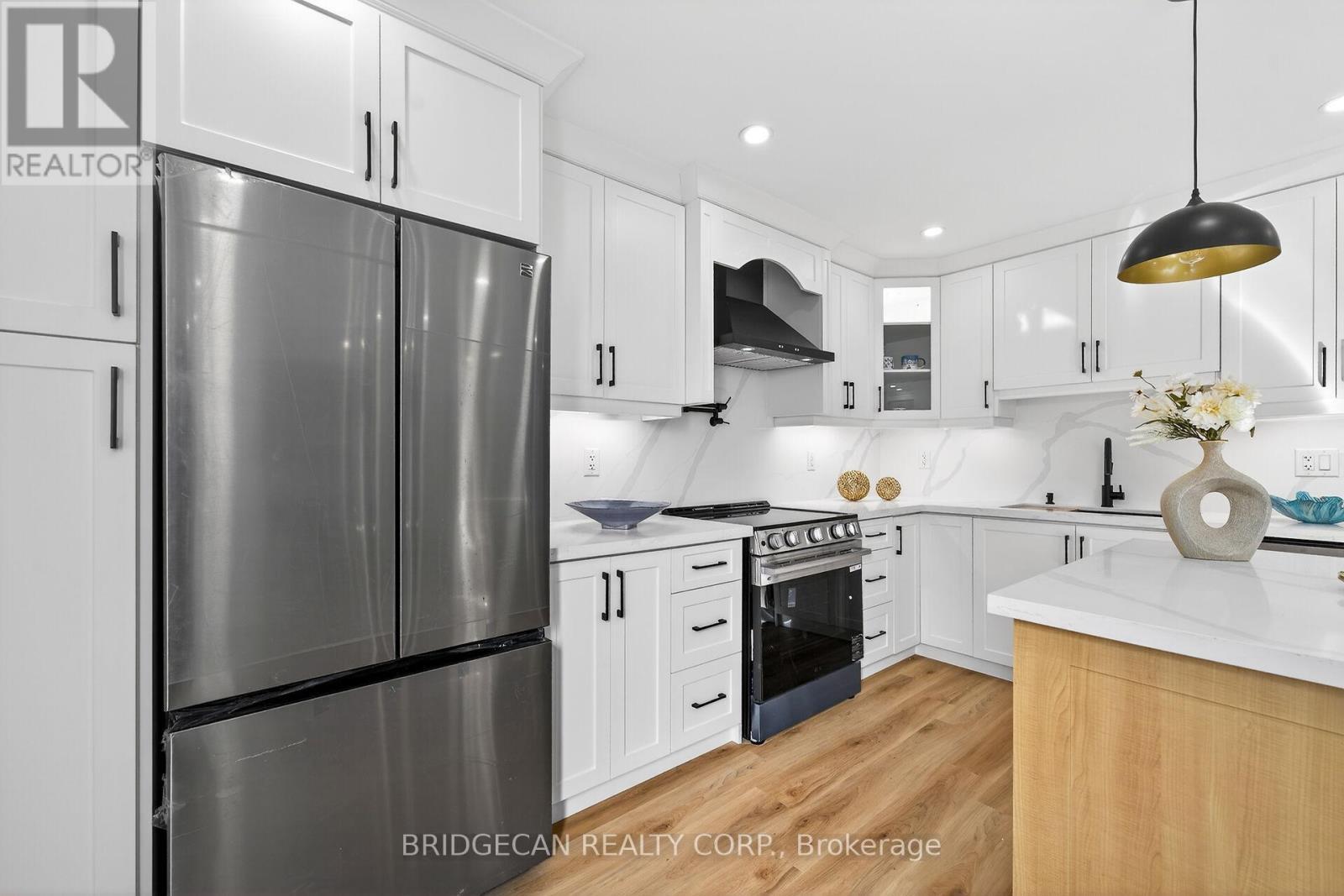 40 Westaway Place, Hamilton, ON - Indoor Photo Showing Kitchen With Upgraded Kitchen