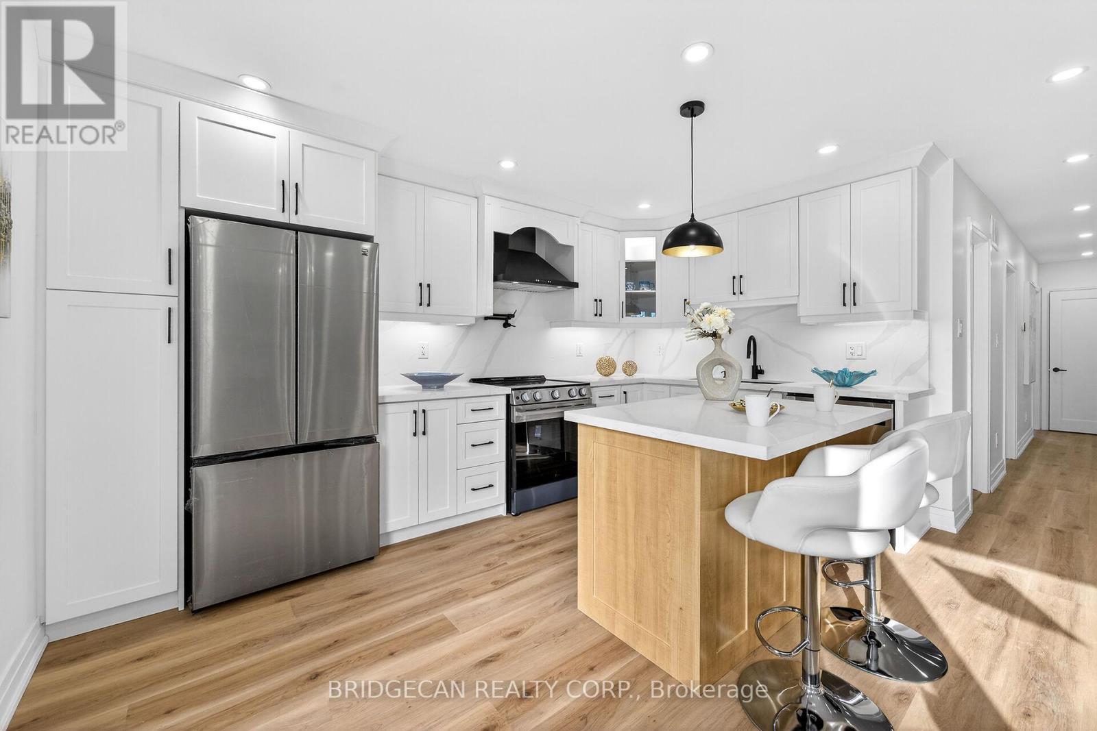 40 Westaway Place, Hamilton, ON - Indoor Photo Showing Kitchen With Upgraded Kitchen