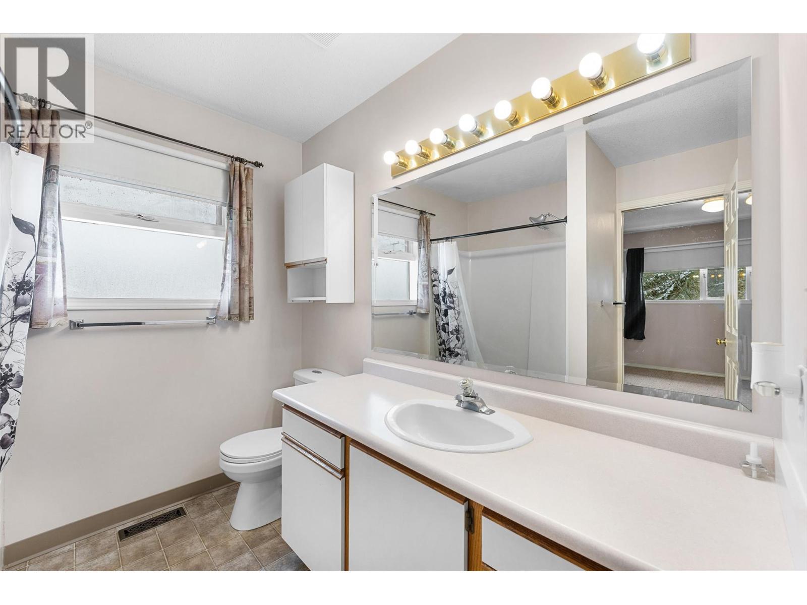 600 10 Street Sw Unit# 5, Salmon Arm, BC - Indoor Photo Showing Bathroom