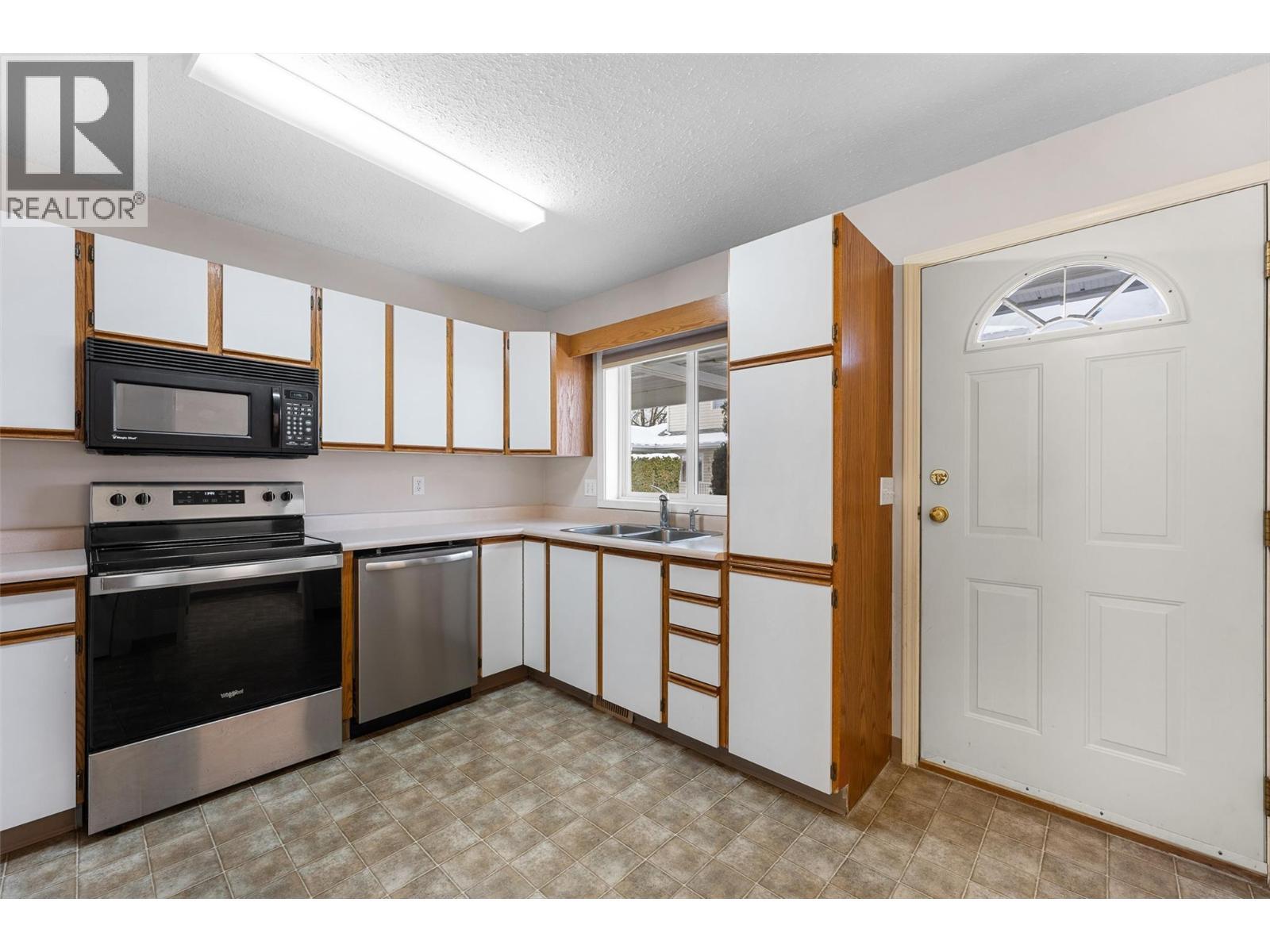 600 10 Street Sw Unit# 5, Salmon Arm, BC - Indoor Photo Showing Kitchen With Double Sink