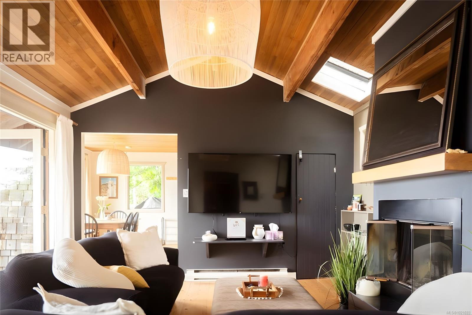 6641 Island Hwy W, Bowser, BC - Indoor