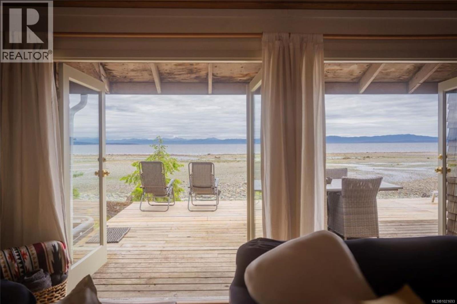 6641 Island Hwy W, Bowser, BC - Indoor