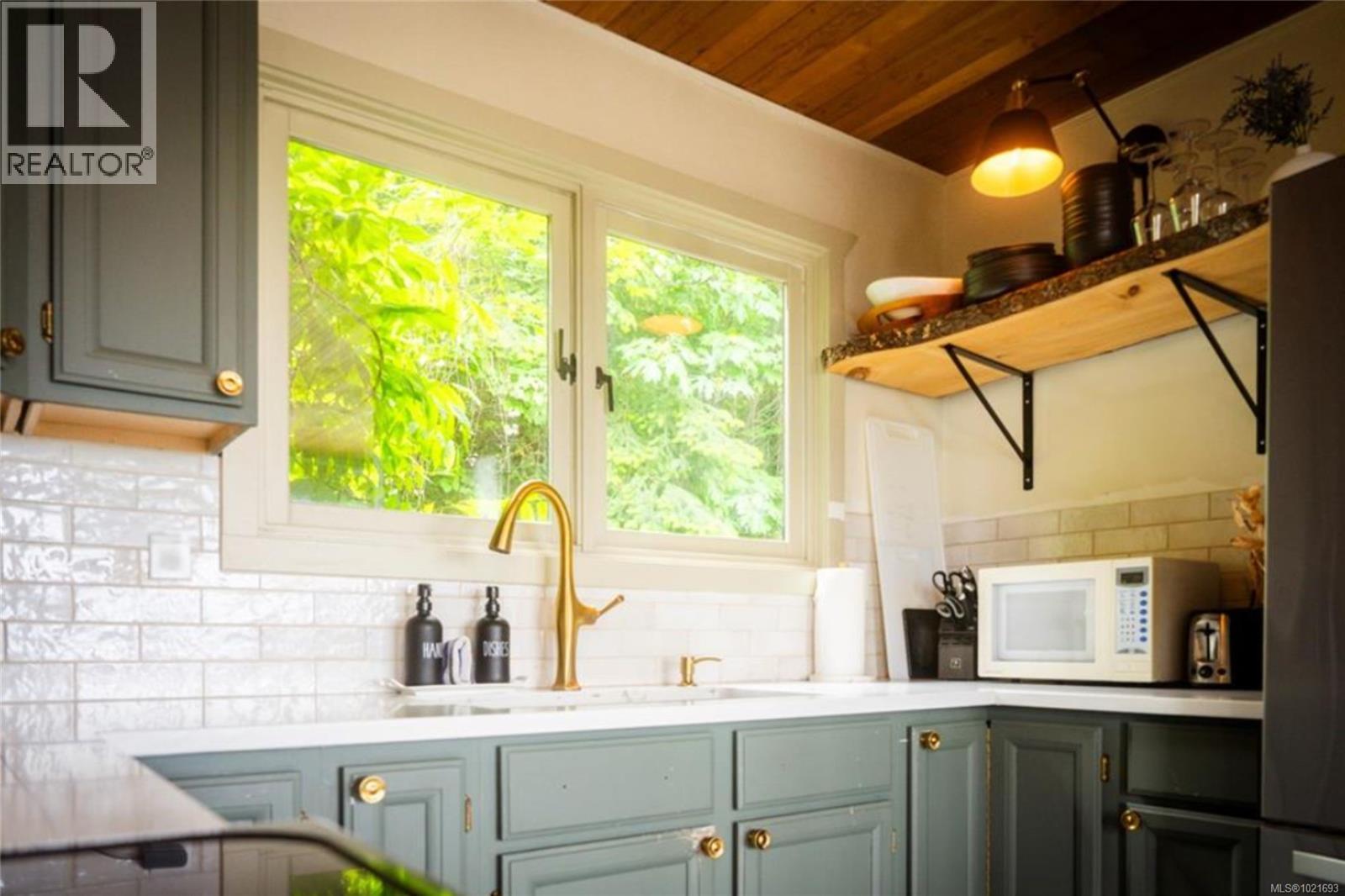 6641 Island Hwy W, Bowser, BC - Indoor Photo Showing Kitchen