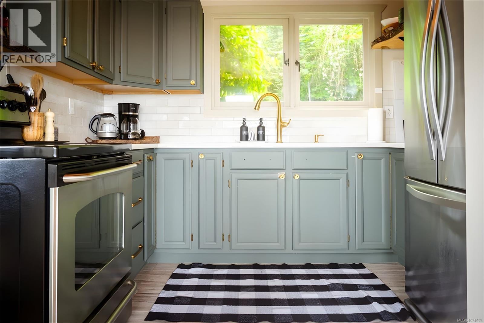 6641 Island Hwy W, Bowser, BC - Indoor Photo Showing Kitchen