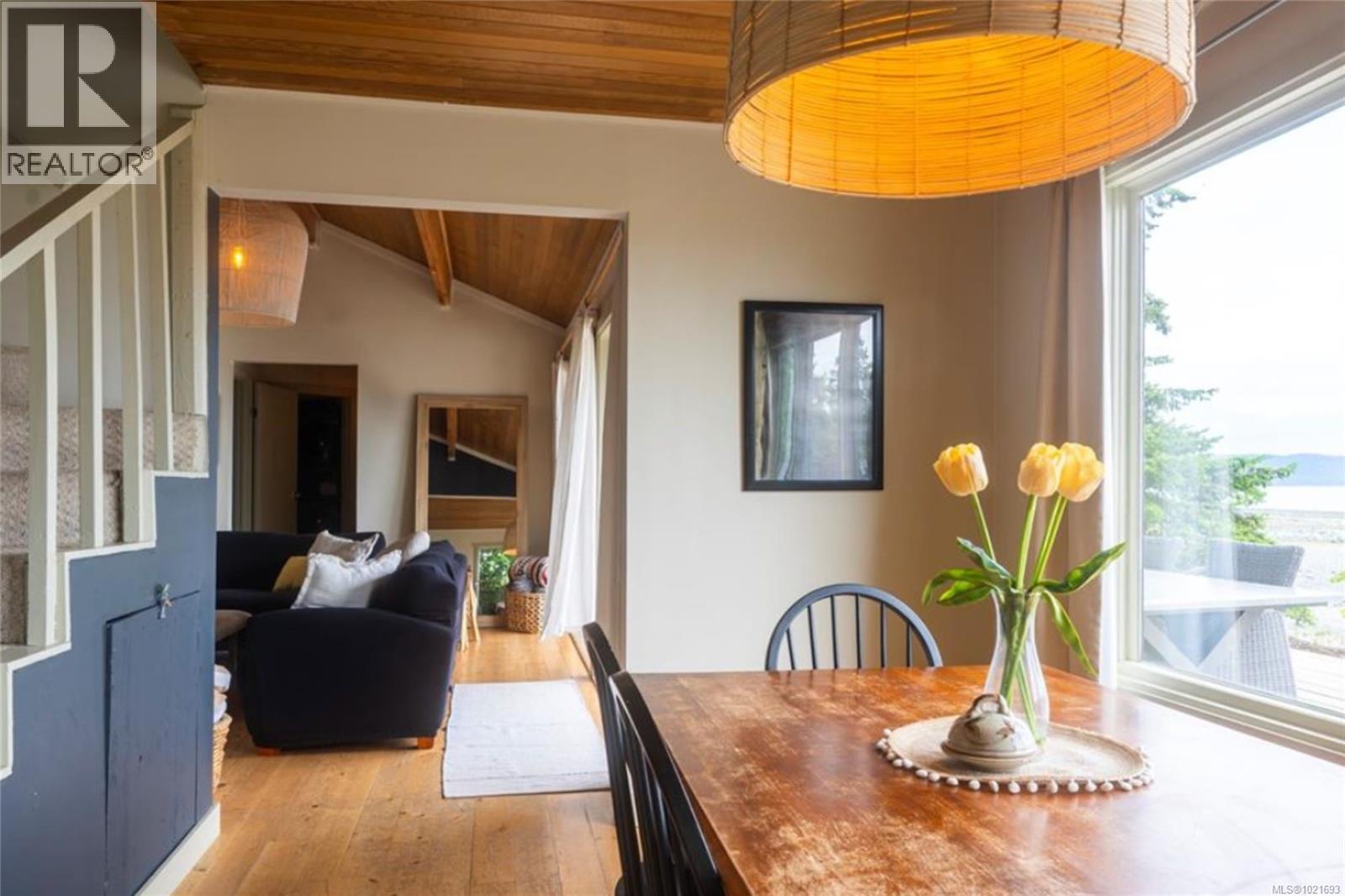 6641 Island Hwy W, Bowser, BC - Indoor