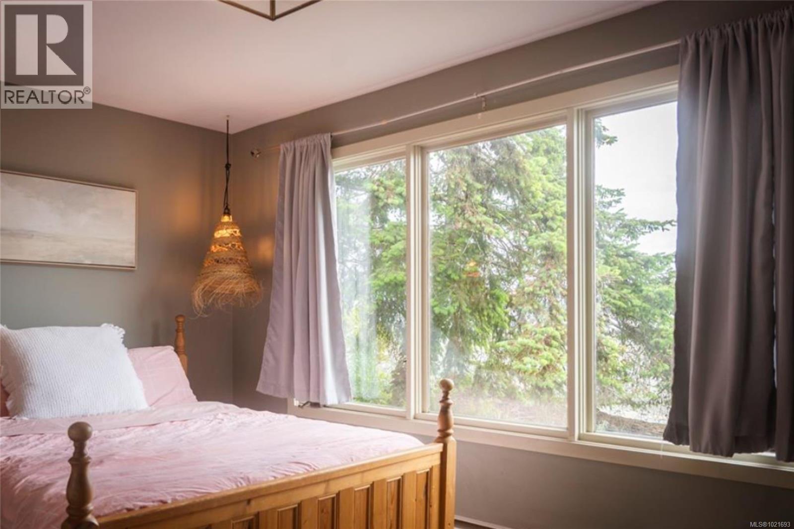 6641 Island Hwy W, Bowser, BC - Indoor Photo Showing Bedroom