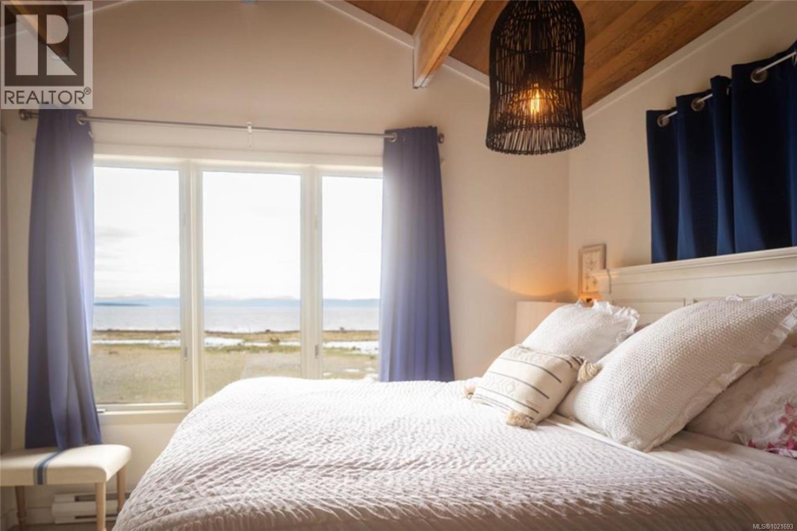 6641 Island Hwy W, Bowser, BC - Indoor Photo Showing Bedroom