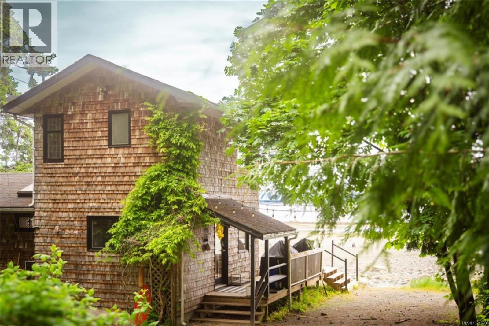 6641 Island Hwy W, Bowser, BC - Outdoor