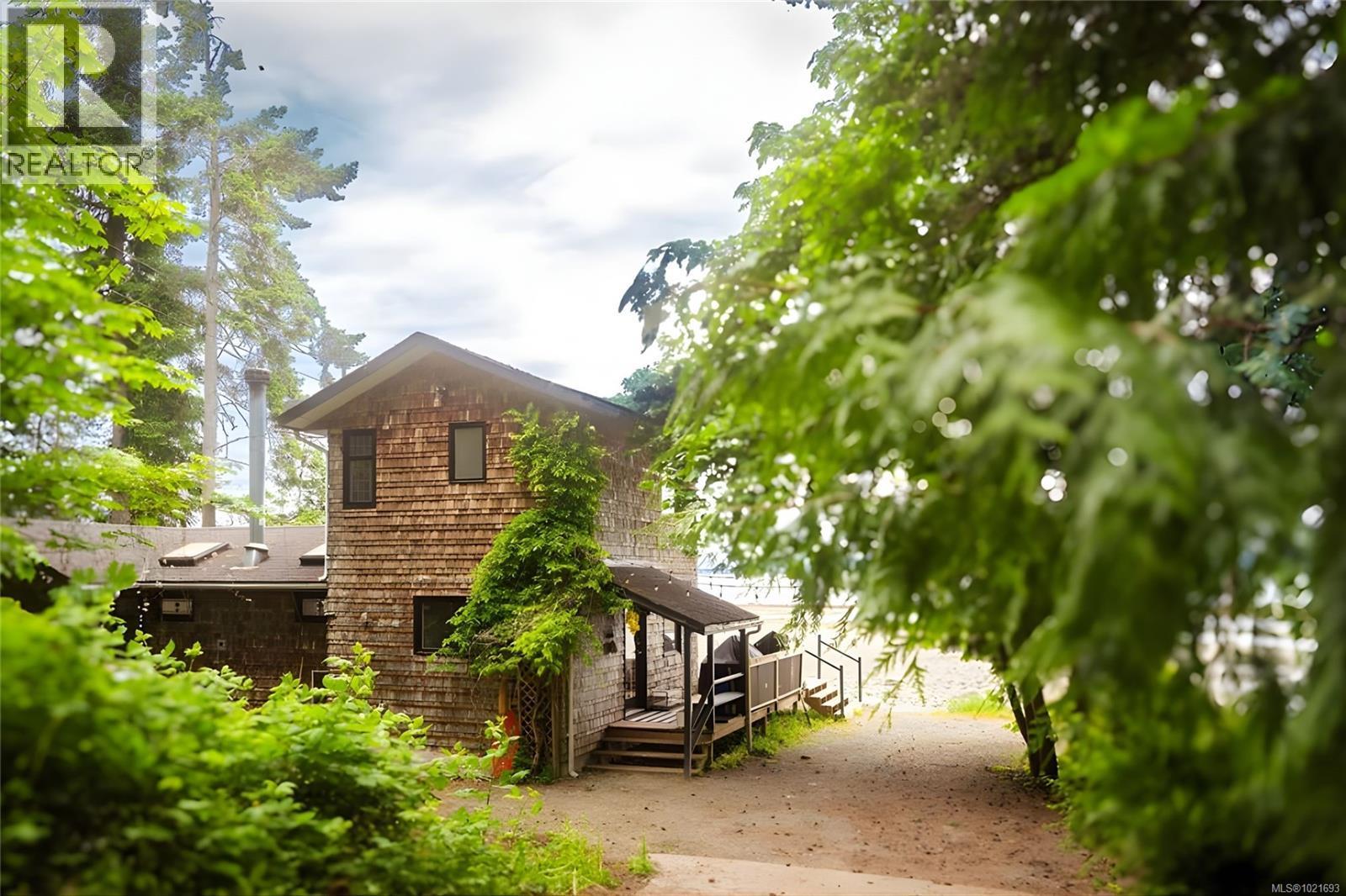 6641 Island Hwy W, Bowser, BC - Outdoor