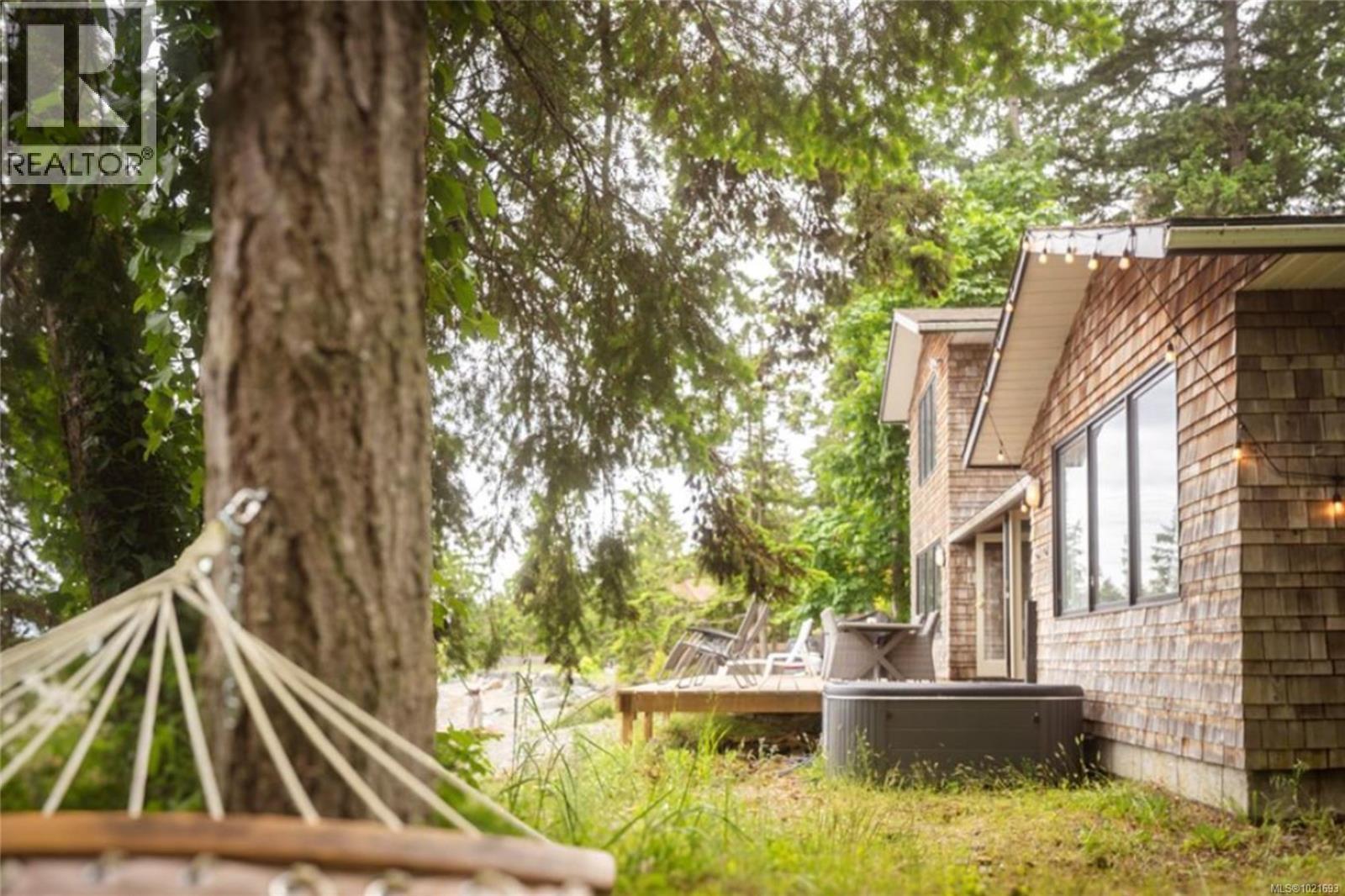 6641 Island Hwy W, Bowser, BC - Outdoor