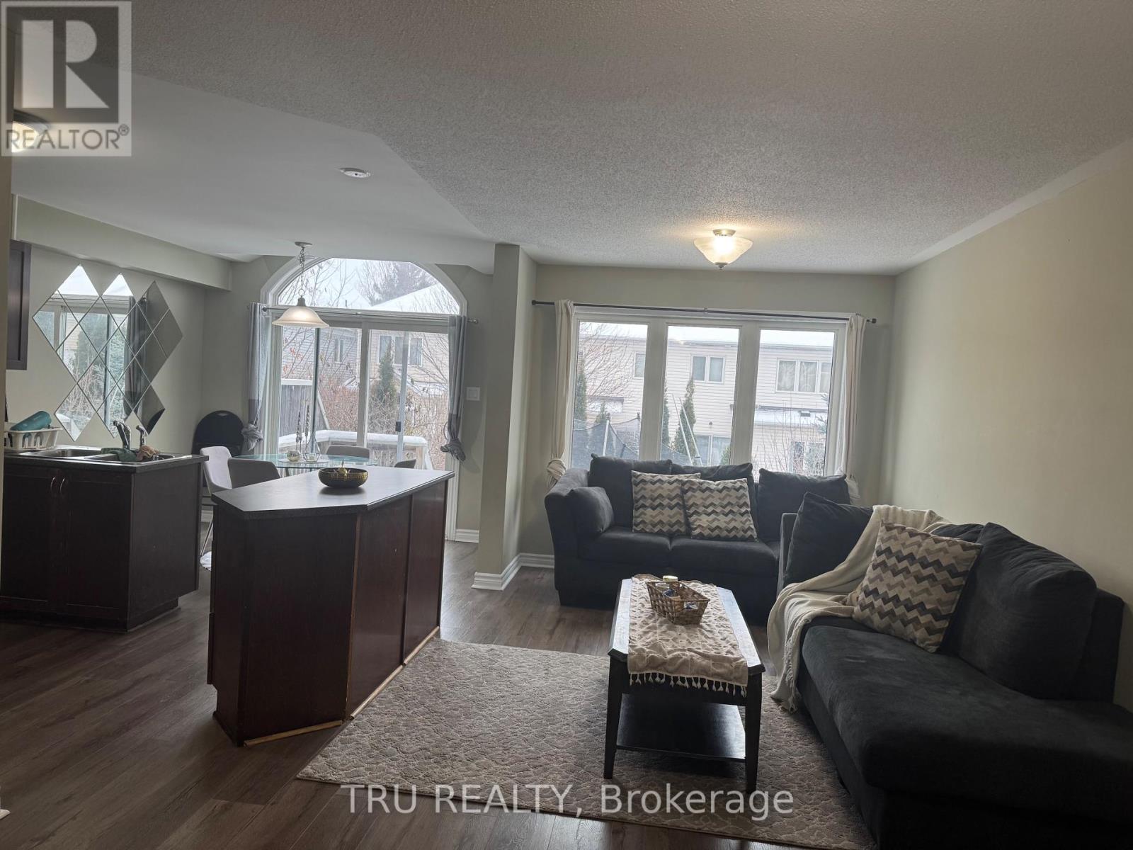 247 Hunterbrook Street, Ottawa, ON - Indoor Photo Showing Living Room