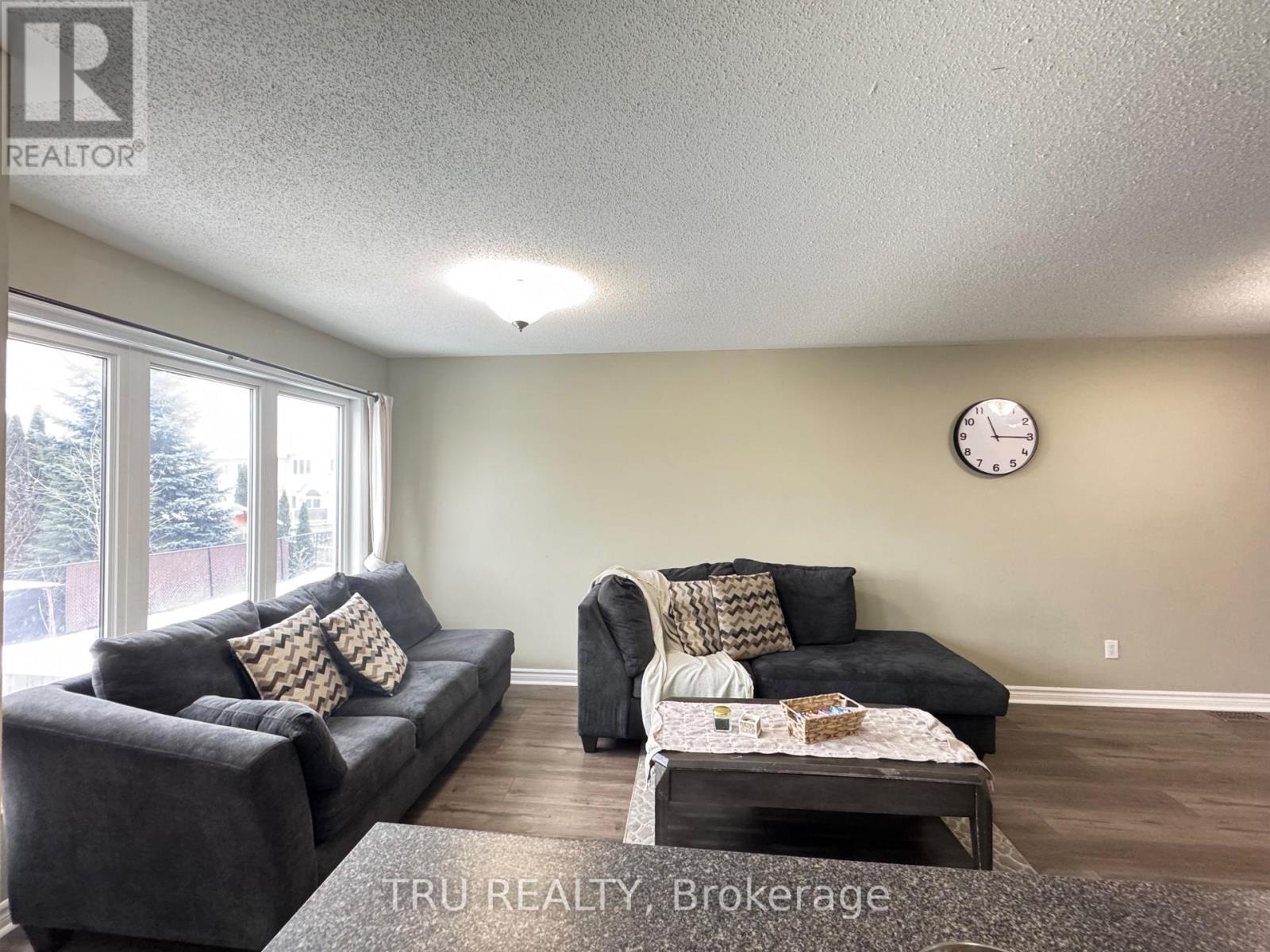 247 Hunterbrook Street, Ottawa, ON - Indoor Photo Showing Living Room