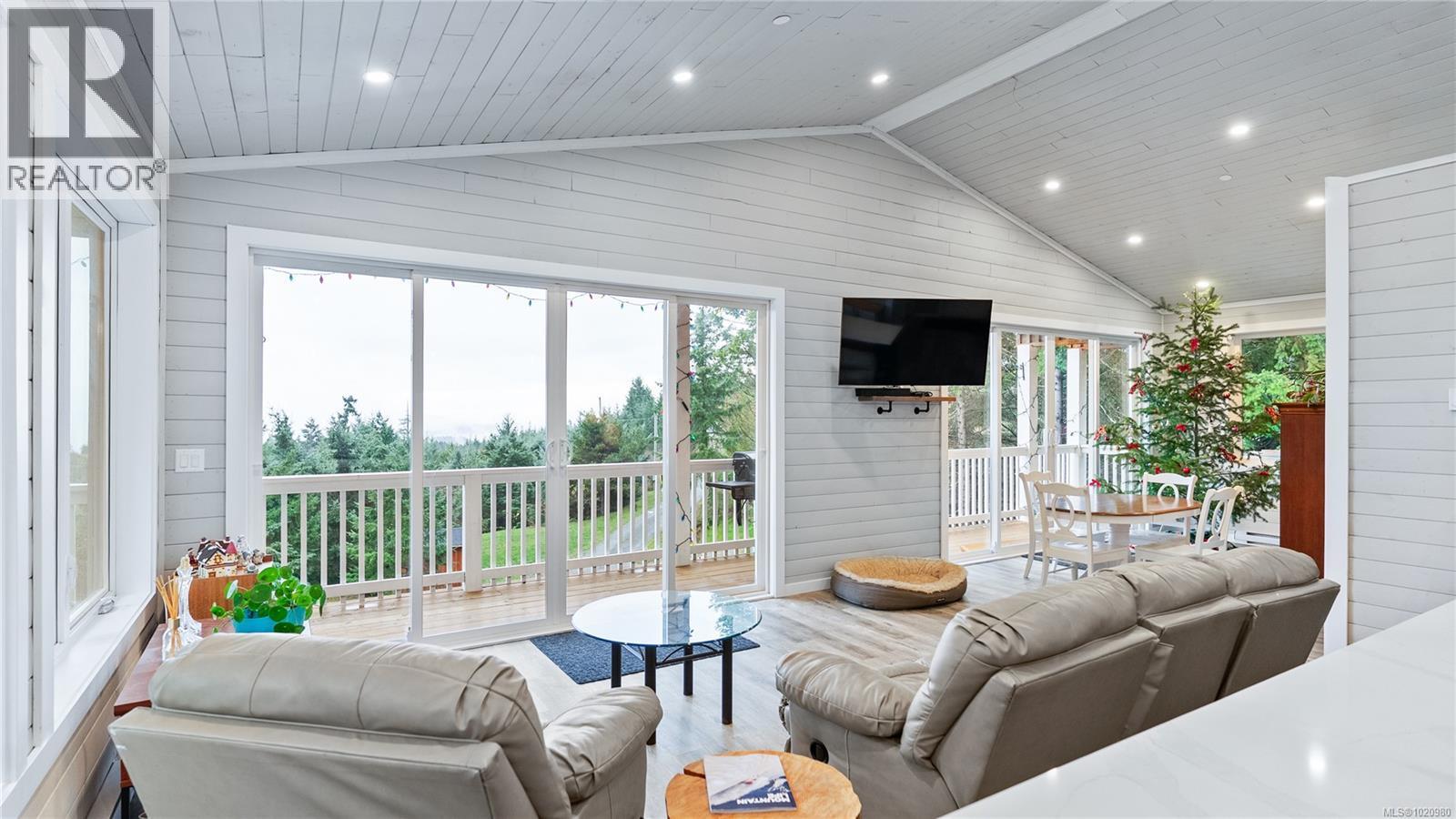 1550 Olympic Dr, Shawnigan Lake, BC - Indoor