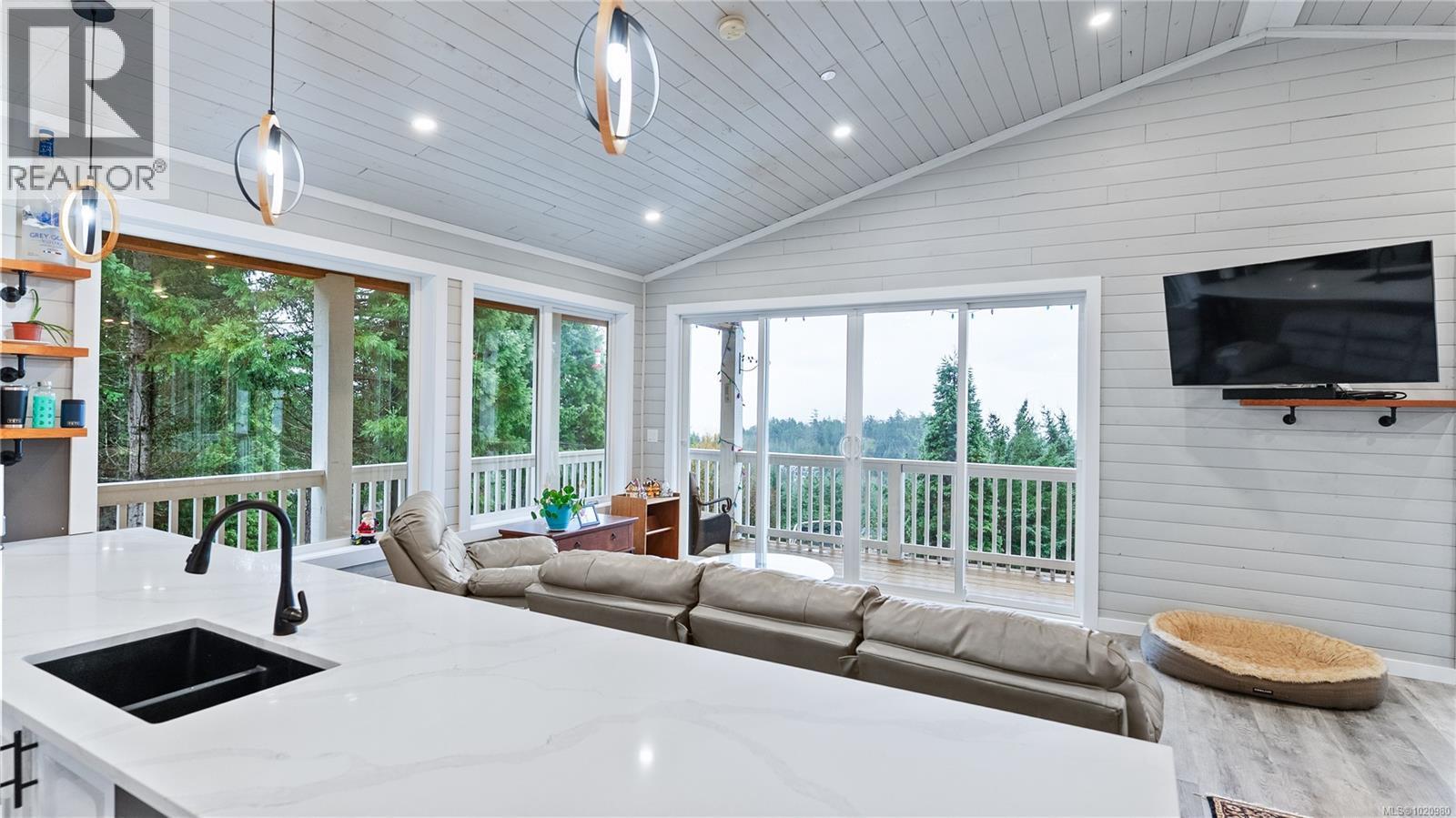 1550 Olympic Dr, Shawnigan Lake, BC - Indoor