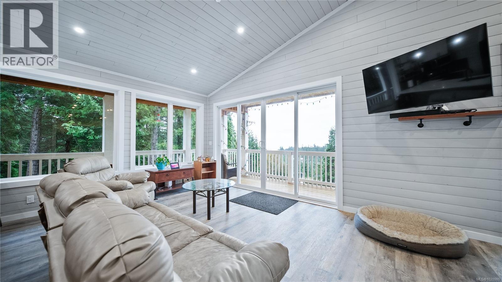 1550 Olympic Dr, Shawnigan Lake, BC - Indoor Photo Showing Living Room