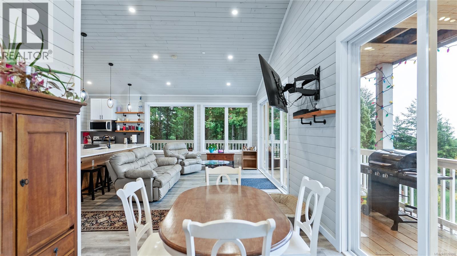 1550 Olympic Dr, Shawnigan Lake, BC - Indoor Photo Showing Dining Room