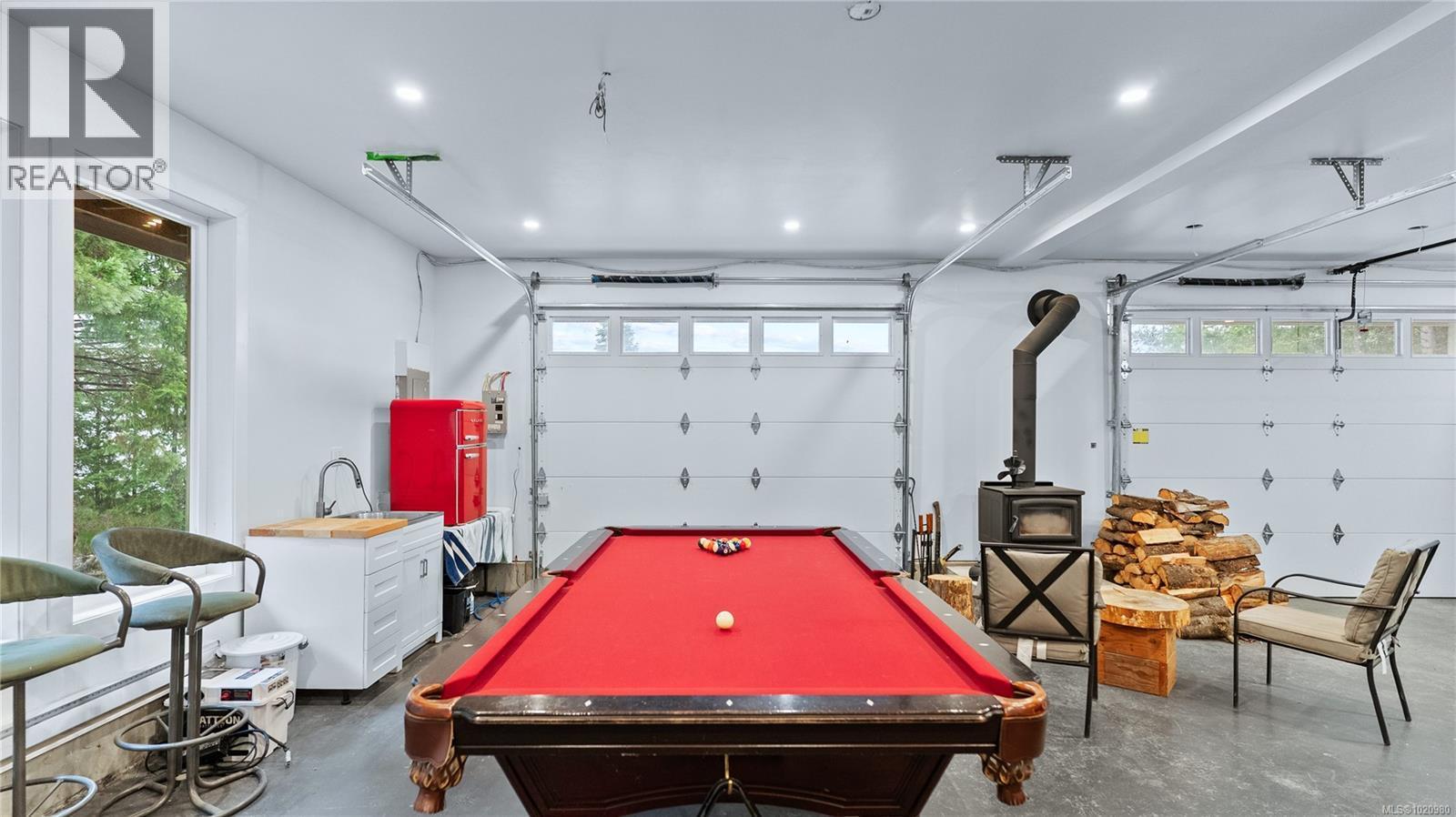 1550 Olympic Dr, Shawnigan Lake, BC - Indoor Photo Showing Garage