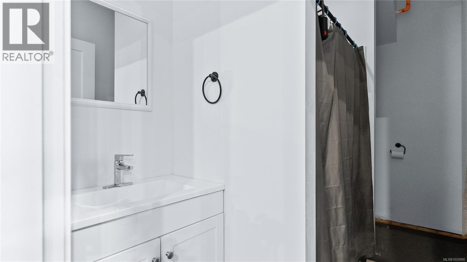 1550 Olympic Dr, Shawnigan Lake, BC - Indoor Photo Showing Bathroom