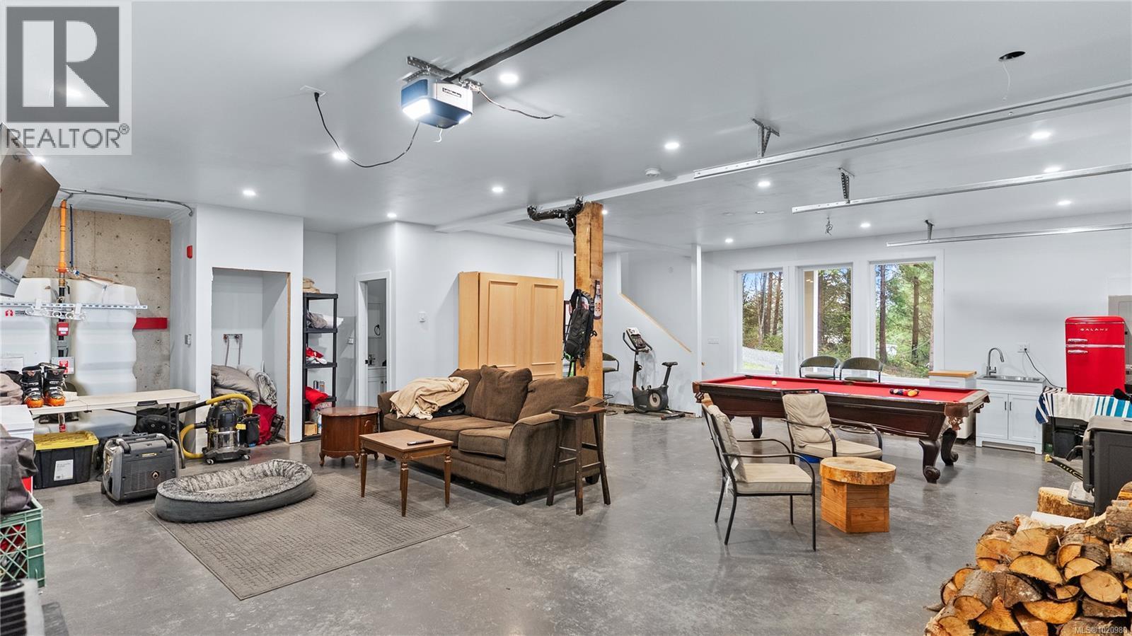 1550 Olympic Dr, Shawnigan Lake, BC - Indoor