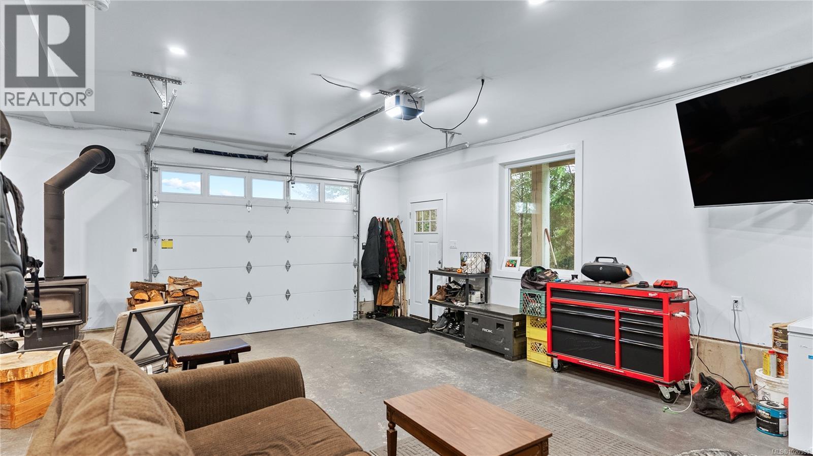 1550 Olympic Dr, Shawnigan Lake, BC - Indoor Photo Showing Garage