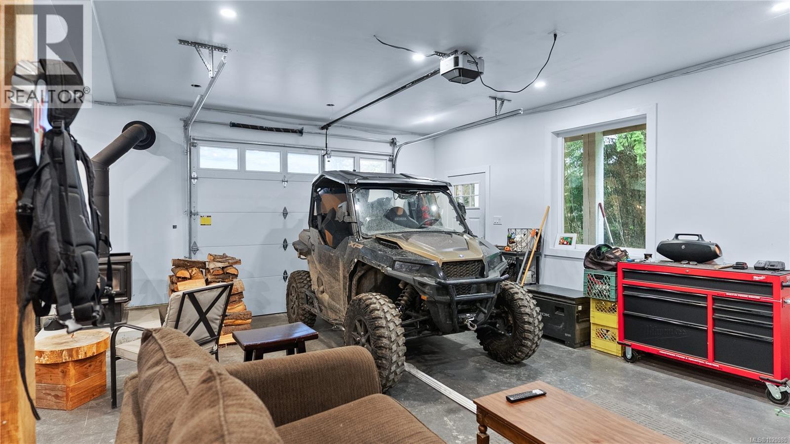 1550 Olympic Dr, Shawnigan Lake, BC - Indoor Photo Showing Garage