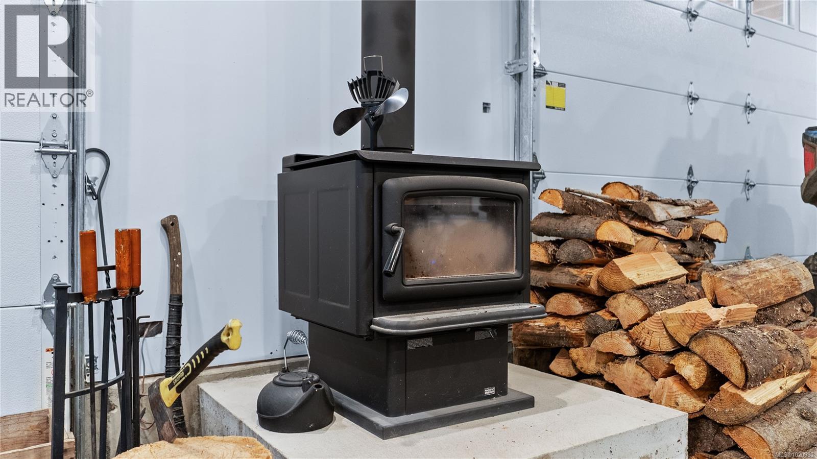 1550 Olympic Dr, Shawnigan Lake, BC - Indoor Photo Showing Garage