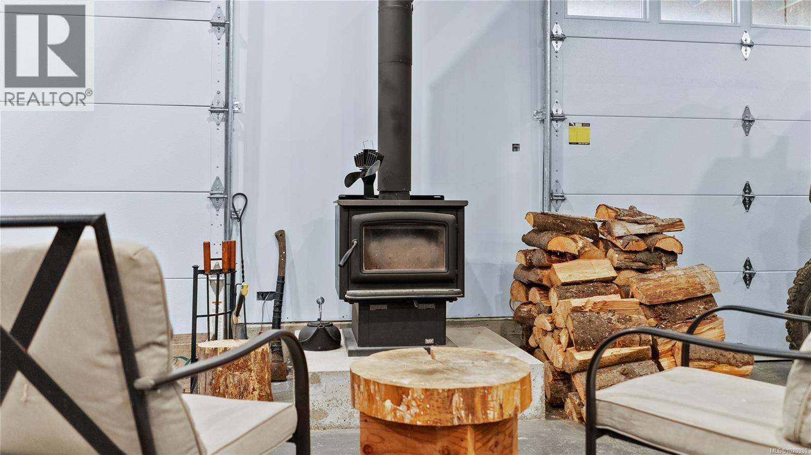 1550 Olympic Dr, Shawnigan Lake, BC - Indoor