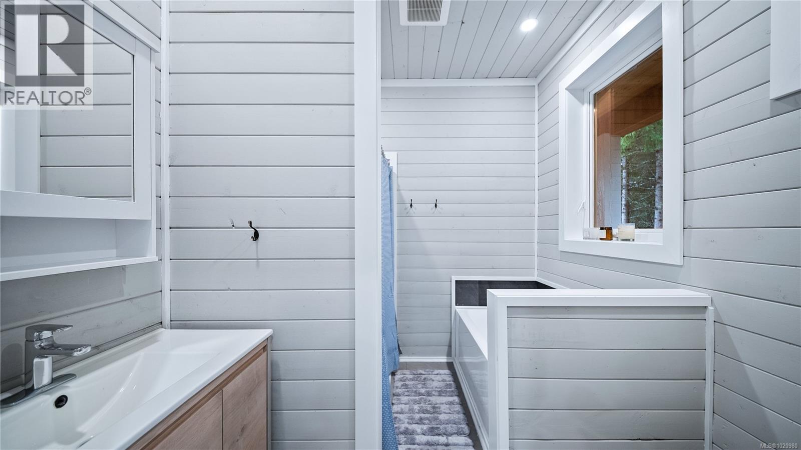 1550 Olympic Dr, Shawnigan Lake, BC - Indoor