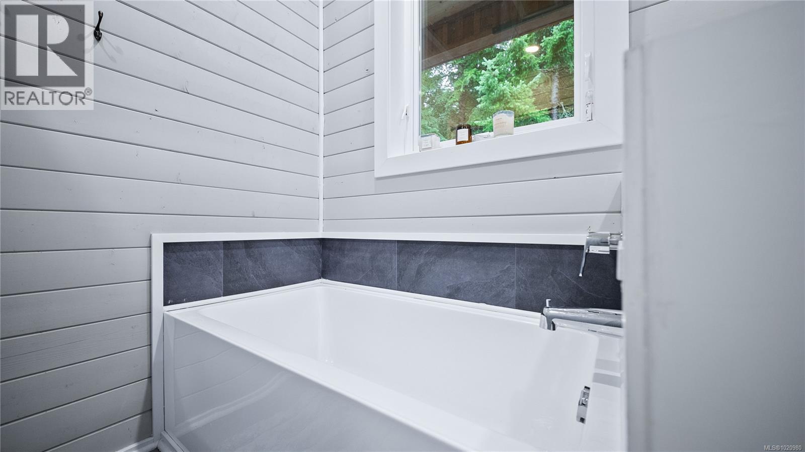 1550 Olympic Dr, Shawnigan Lake, BC - Indoor Photo Showing Bathroom