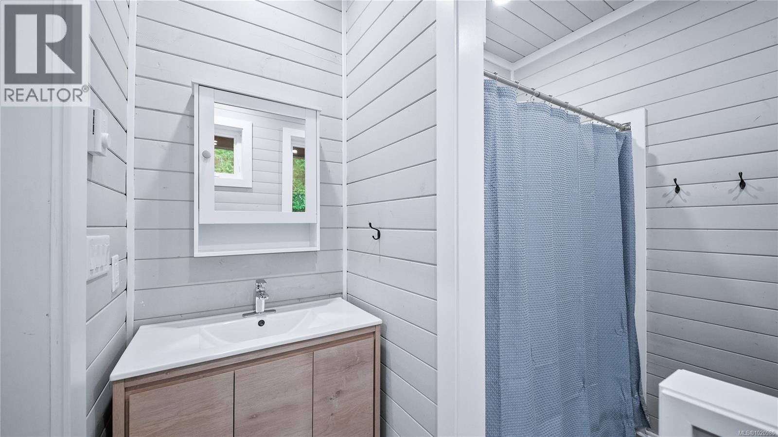 1550 Olympic Dr, Shawnigan Lake, BC - Indoor Photo Showing Bathroom