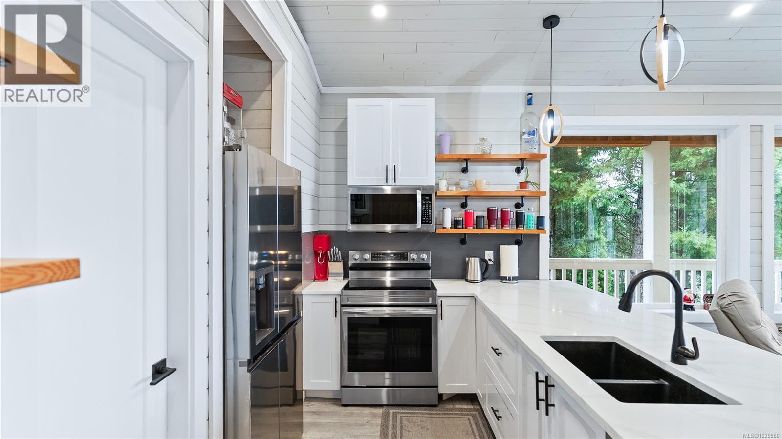 1550 Olympic Dr, Shawnigan Lake, BC - Indoor Photo Showing Kitchen With Double Sink With Upgraded Kitchen