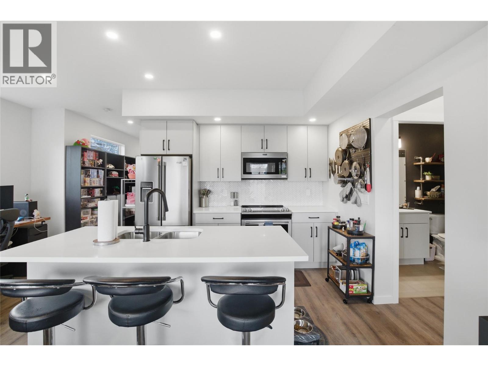 2925 Westsyde Road Unit# 101, Kamloops, BC - Indoor Photo Showing Kitchen With Stainless Steel Kitchen With Upgraded Kitchen