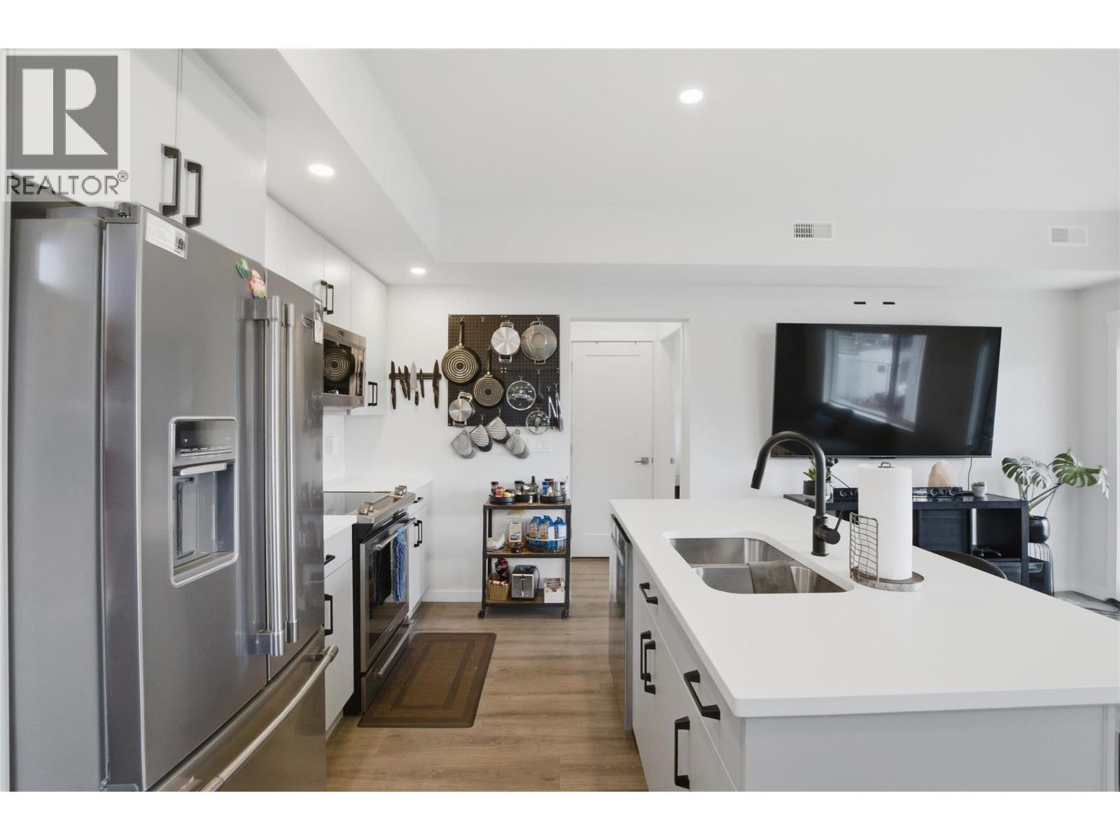 2925 Westsyde Road Unit# 101, Kamloops, BC - Indoor Photo Showing Kitchen With Stainless Steel Kitchen With Double Sink With Upgraded Kitchen