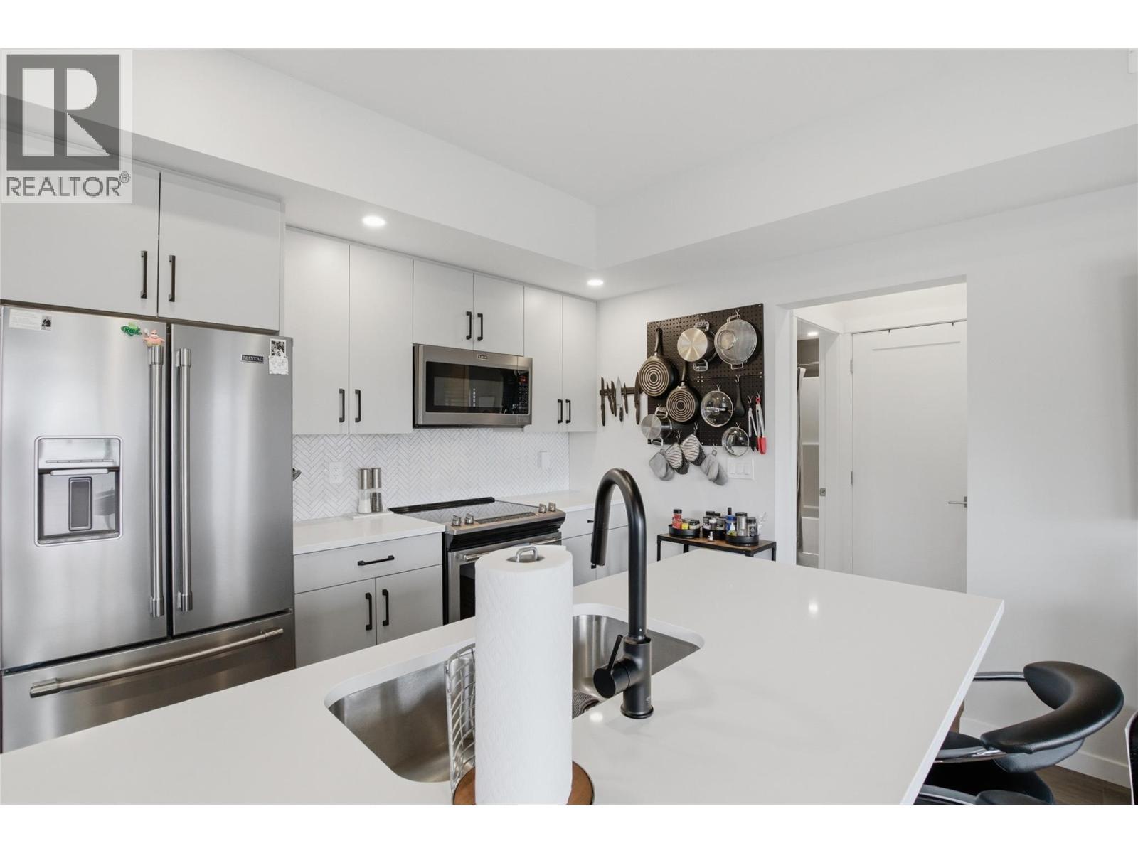 2925 Westsyde Road Unit# 101, Kamloops, BC - Indoor Photo Showing Kitchen With Stainless Steel Kitchen