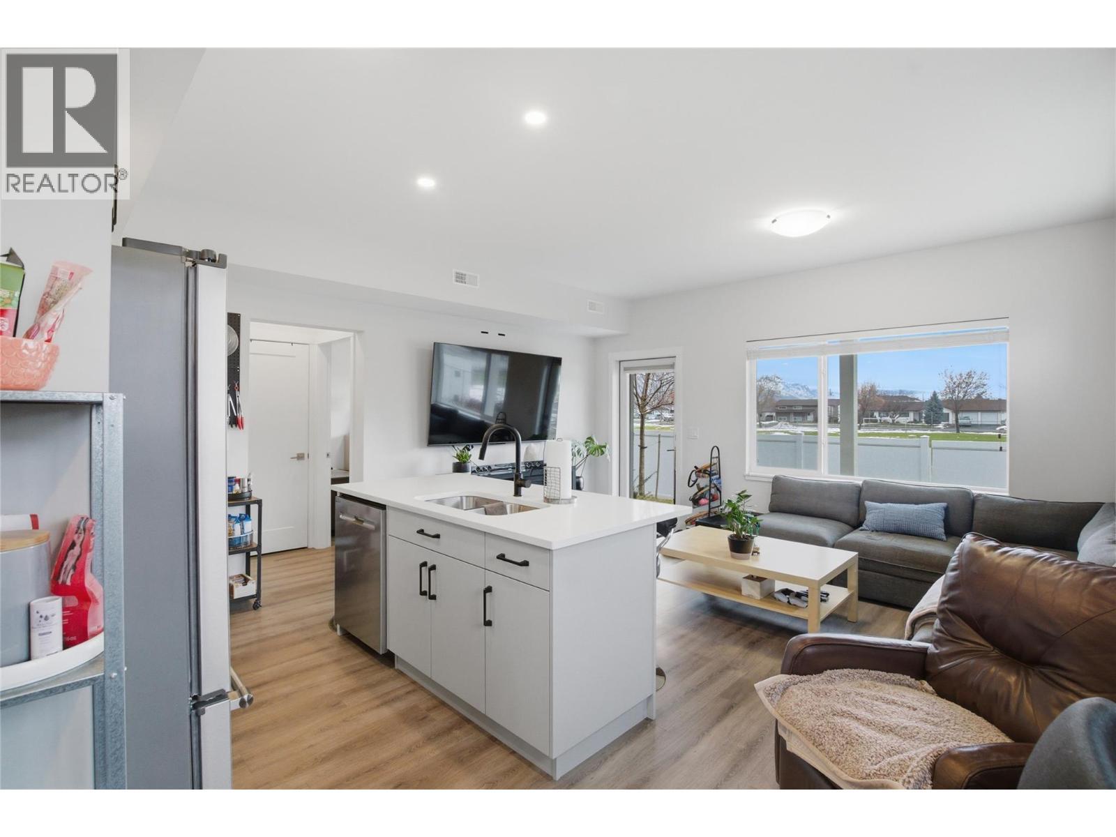 2925 Westsyde Road Unit# 101, Kamloops, BC - Indoor Photo Showing Living Room