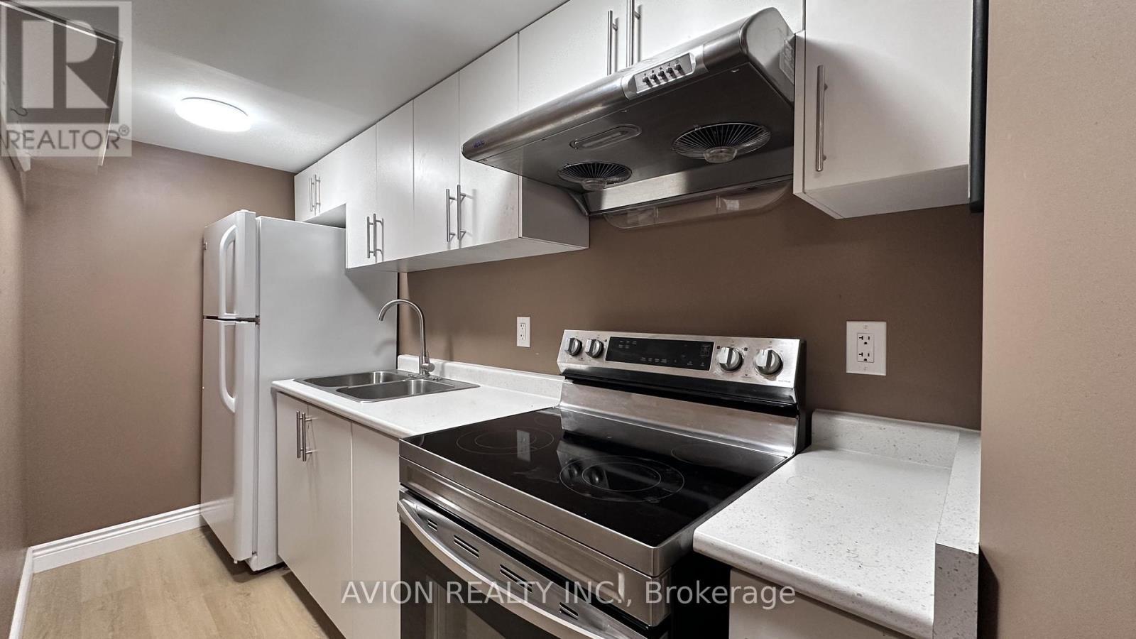 878 West Shore Boulevard, Pickering, ON - Indoor Photo Showing Kitchen With Double Sink