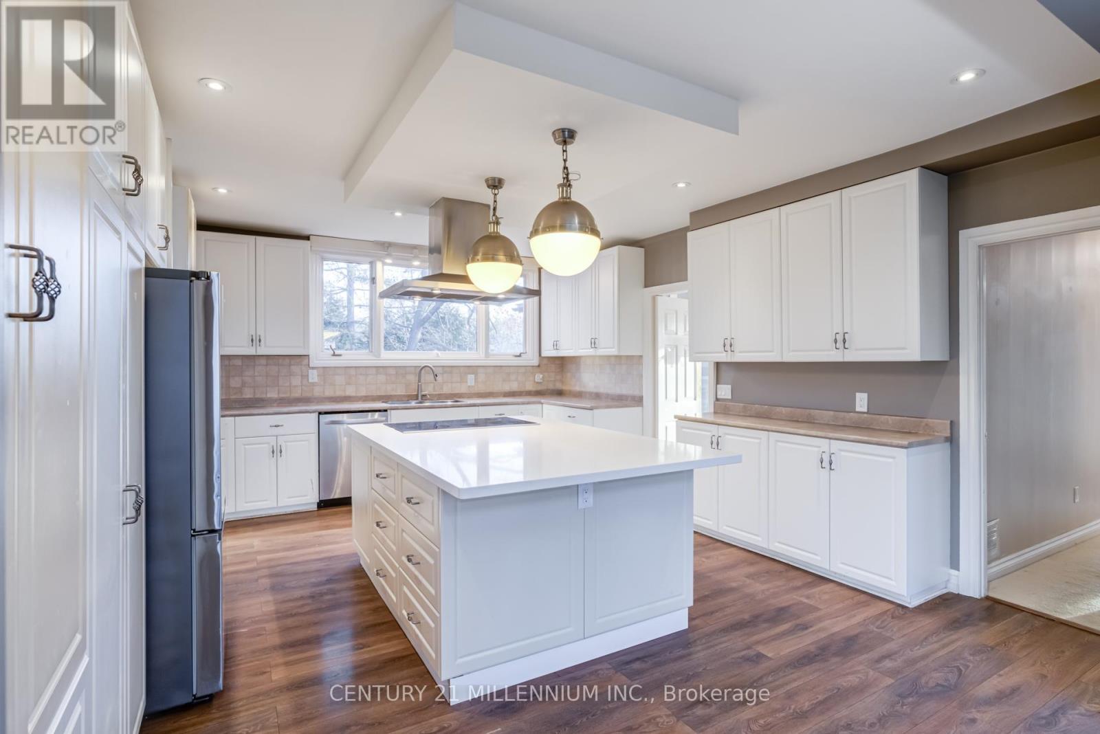 200 Main Street S, Brampton, ON - Indoor Photo Showing Kitchen With Upgraded Kitchen