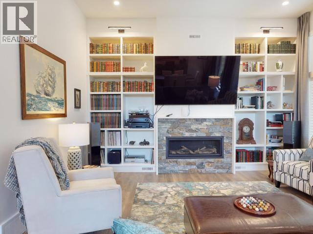 4048 Saturna Ave, Powell River, BC - Indoor Photo Showing Living Room With Fireplace