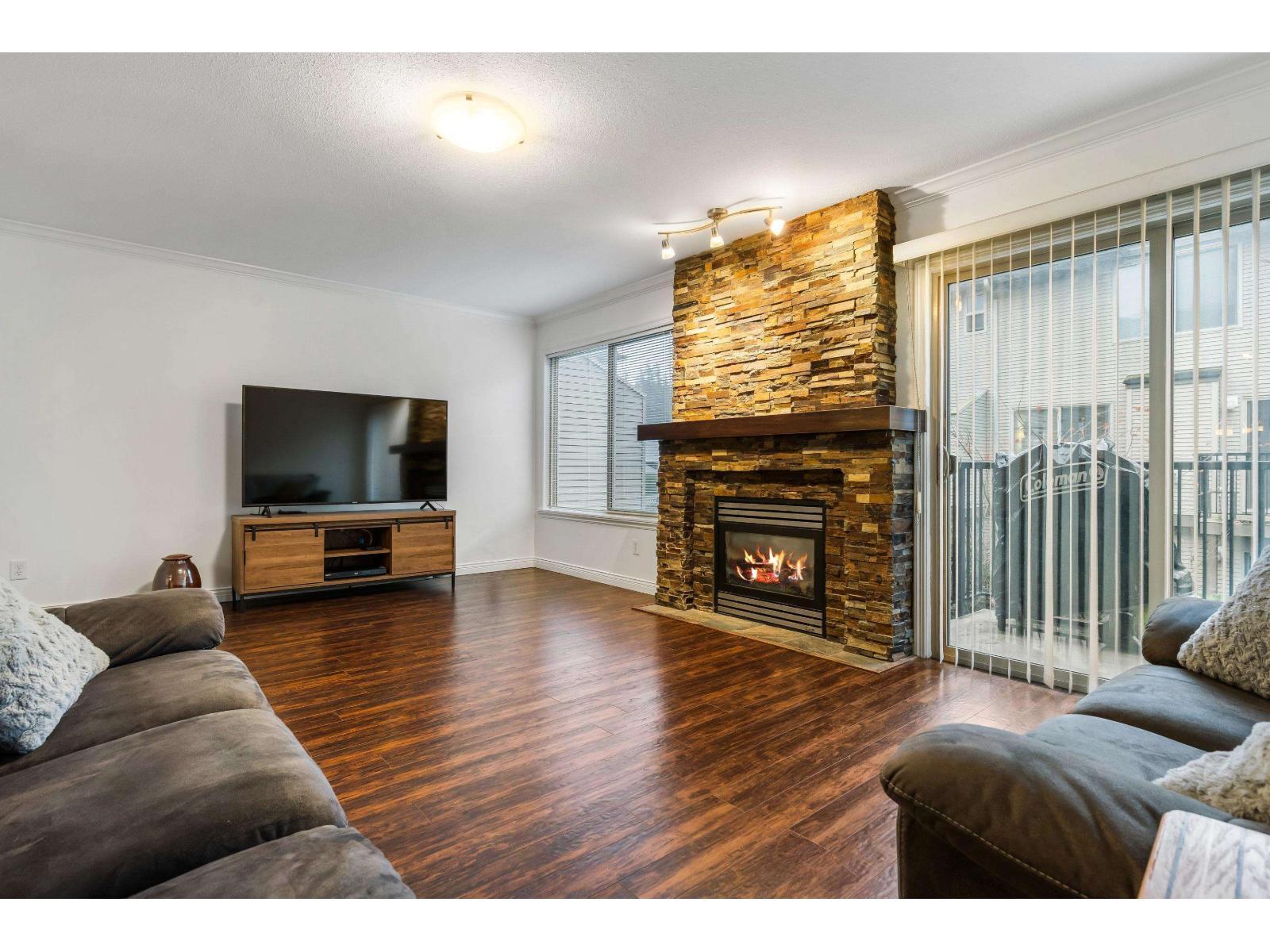 66 5556 Peach Road|Garrison Crossing, Chilliwack, BC - Indoor Photo Showing Living Room With Fireplace