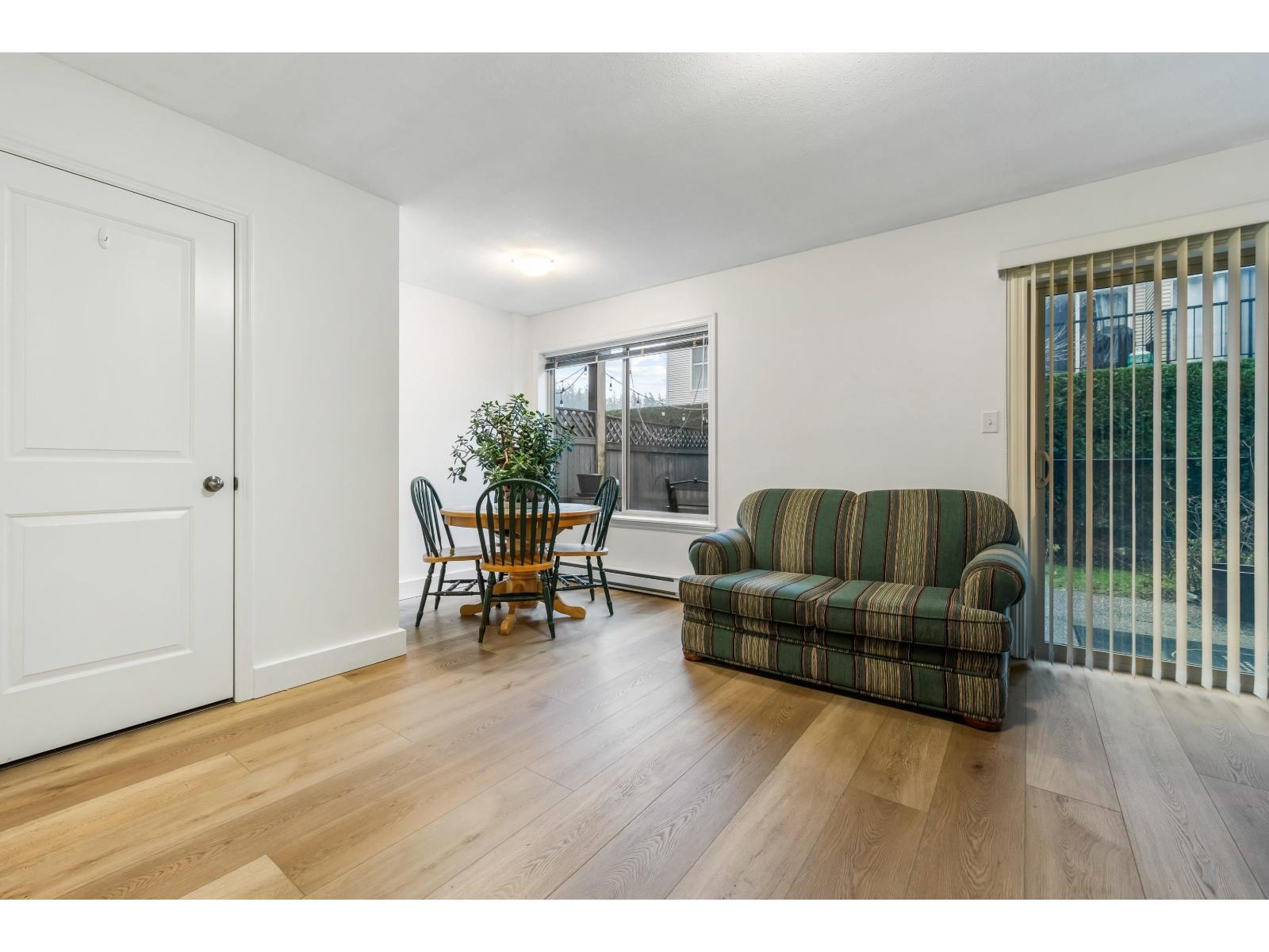 66 5556 Peach Road|Garrison Crossing, Chilliwack, BC - Indoor Photo Showing Living Room
