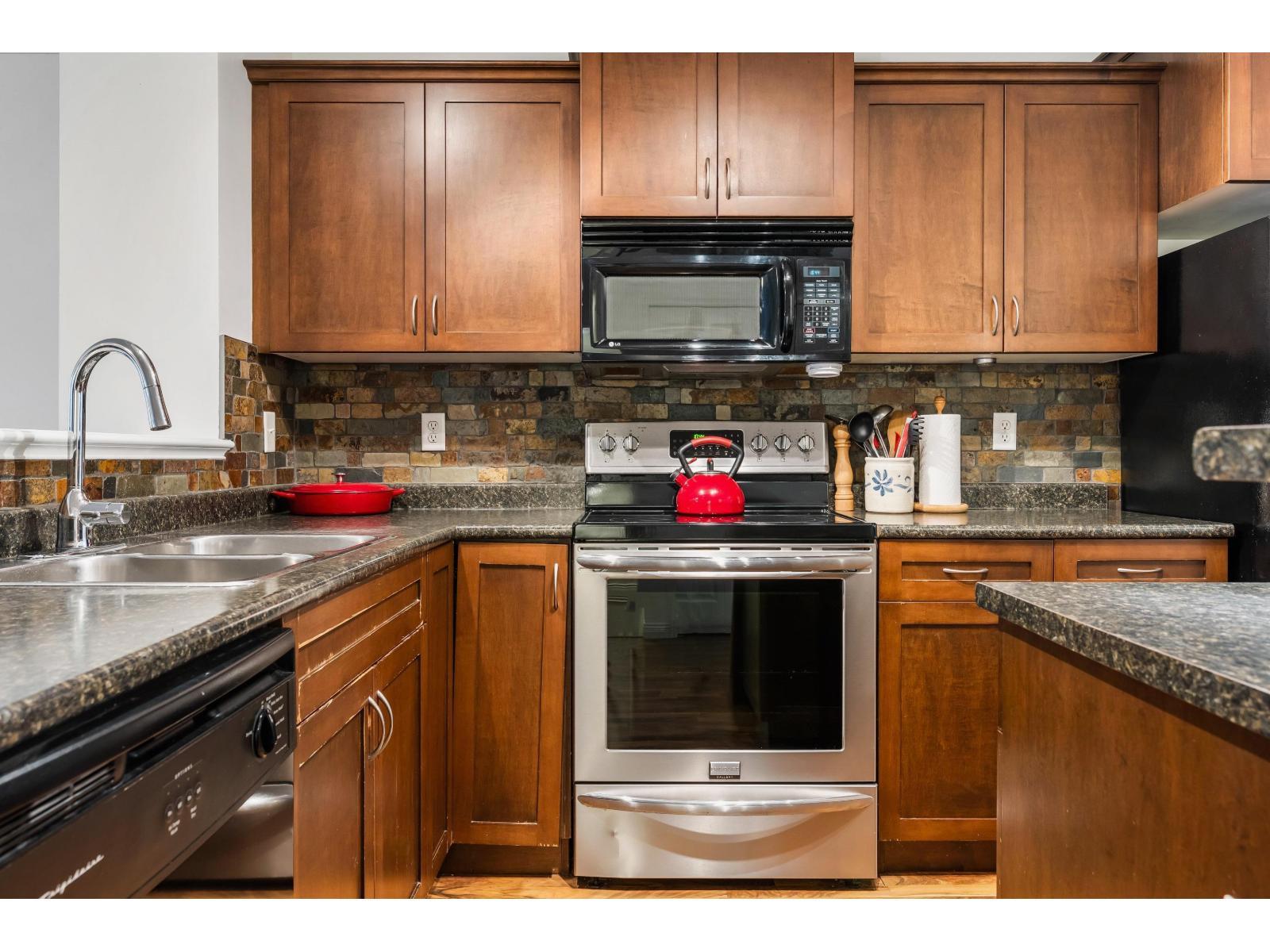 66 5556 Peach Road|Garrison Crossing, Chilliwack, BC - Indoor Photo Showing Kitchen With Double Sink